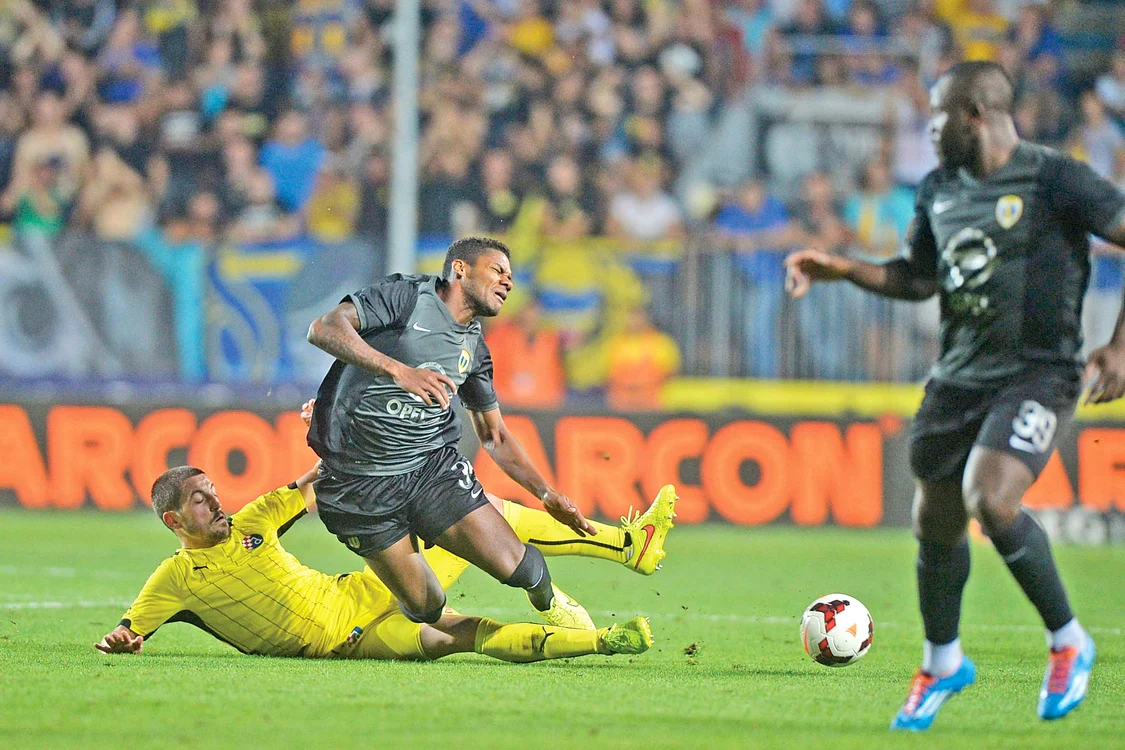 
    Gerson s-a chinuit degeaba să treacă de fotbaliștii de la Dinamo ZagrebFoto: Mediafax  