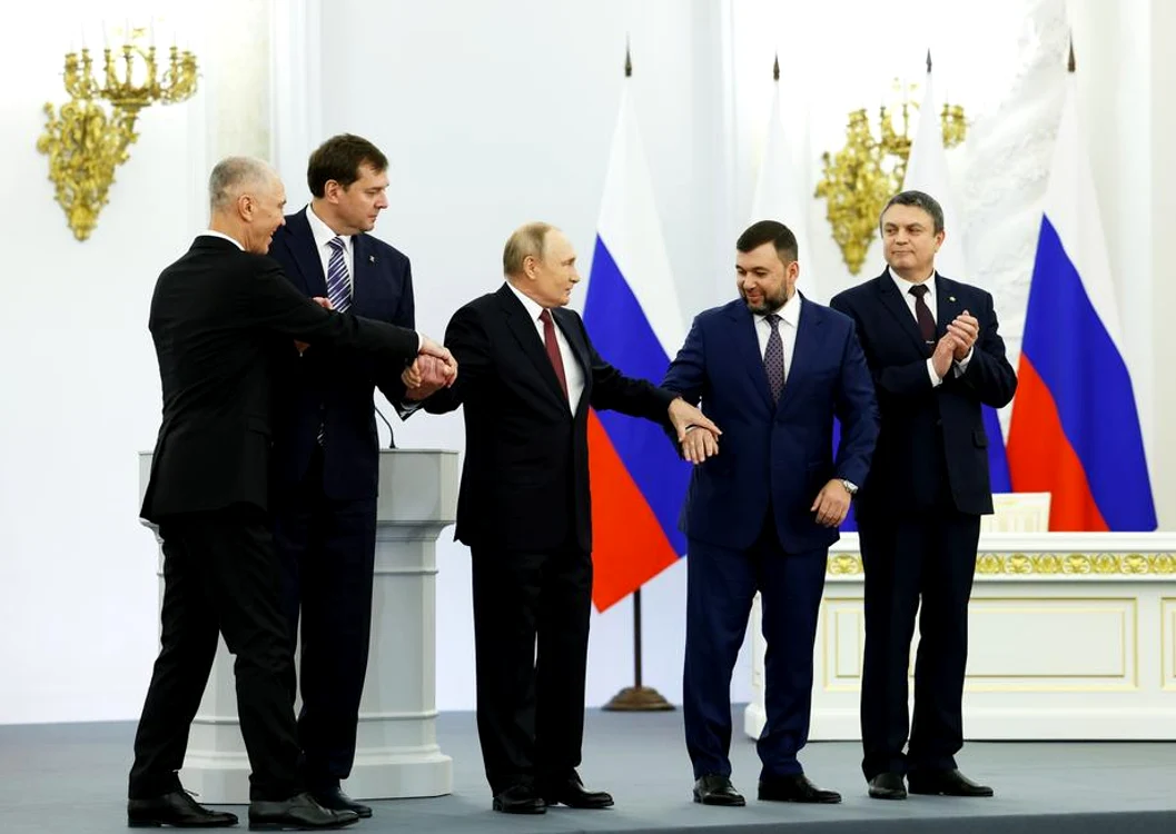 Vladimir Putin, într-o scenă de „veșnica pomenire” cu liderii regiunilor anexate FOTO EPA-EFE