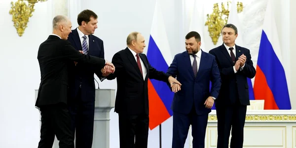 Vladimir Putin alături de cei 4 lideri ai teritoriilor ucrainene anexate FOTO EPA-EFE