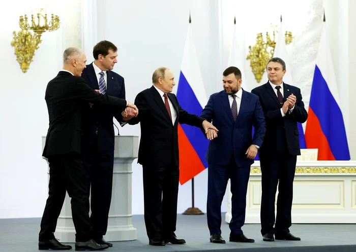 Vladimir Putin, într-o scenă de „veșnica pomenire” cu liderii regiunilor anexate FOTO EPA-EFE