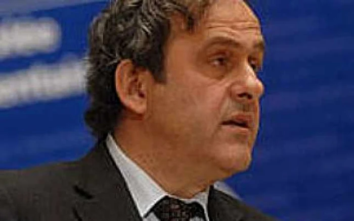 FOTBAL: Platini vrea brigăzi de cinci arbitri în Ligă şi la EURO 2012