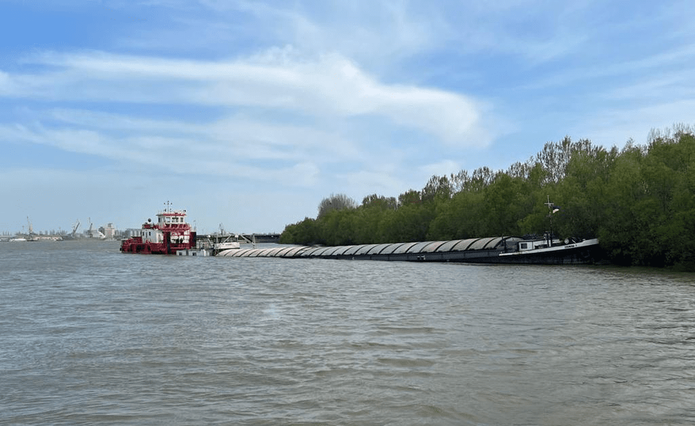 Barjă românească, în pericol de scufundare într-un port din Ucraina. Este încărcată cu sulfat de amoniu