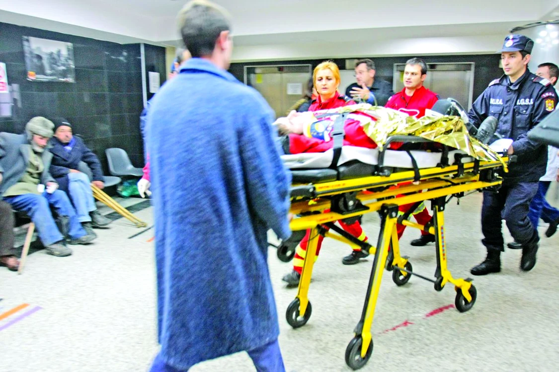 Cristian Pântea conducea ambulanţa. Deşi Poliţia  nu confirmă, superiorii săi spun că acesta purta  centura de siguranţă