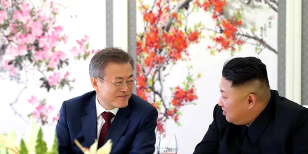 Moon Jae-in (stanga) discutand cu Kim Jong-un FOTO EPA-EFE