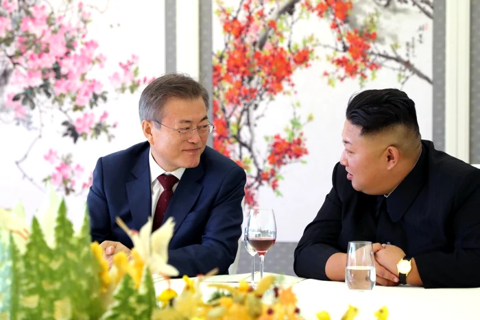 Moon Jae-in (stânga) discutând cu Kim Jong-un FOTO EPA-EFE