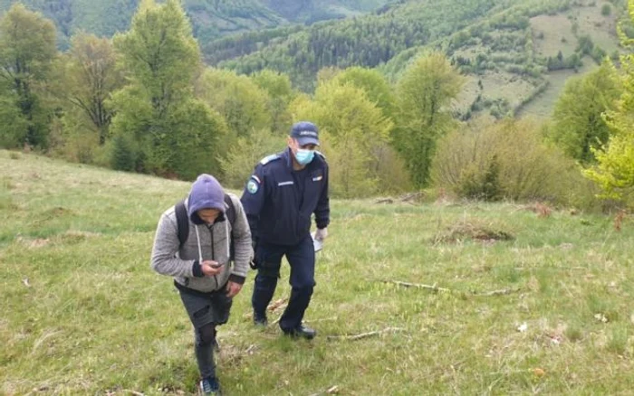 
    Bărbatul a fost însoţit de jandarmi până la destinaţieFOTO: Jandarmeria Argeş  