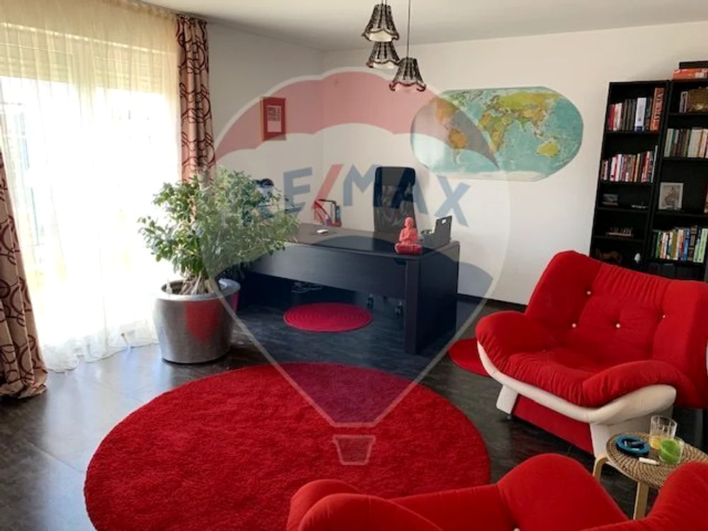Biroul vilei, decorat în roșu