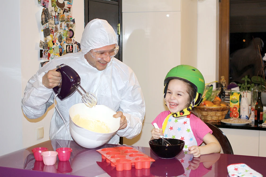 Nimeni nu a putut mânca  aceste brioşe, dar, timp de două ore,  cei doi s-au jucat şi s-au distrat