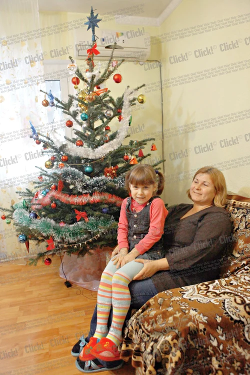 
    Alexandra  a împodobit  bradul cu mama ei,  Cristina Biţică (Fotografii: Sever Gheorghe)  