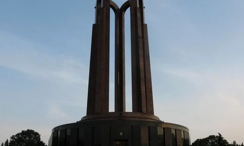 Cuprul de la Mausoleul din Parcul Carol se fură cu geamantanul jpeg