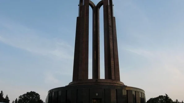 Cuprul de la Mausoleul din Parcul Carol se fură cu geamantanul jpeg