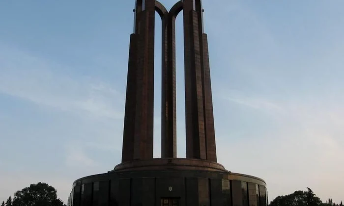 Cuprul de la Mausoleul din Parcul Carol se fură cu geamantanul jpeg