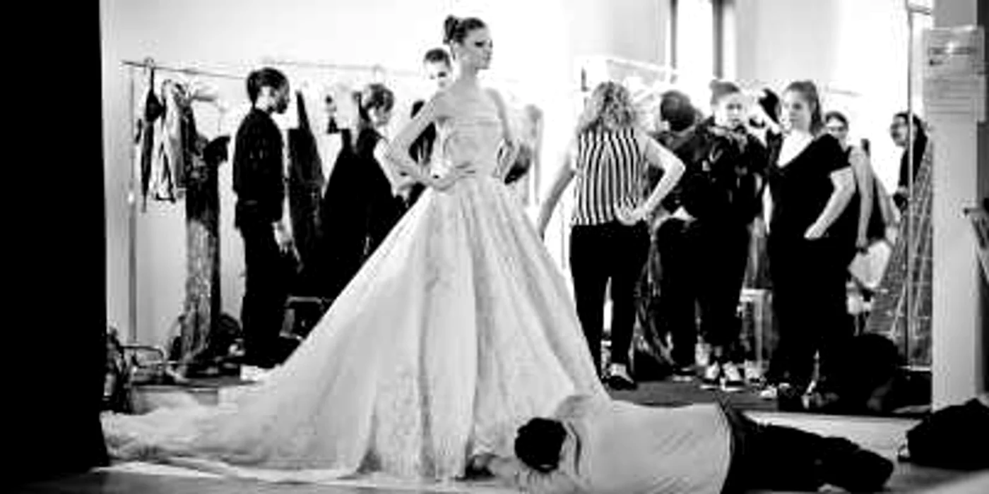 Un model se pregăteşte să urce pe podium la prezentarea designerului Zuhair MuradFOTOGRAFII: Getty Images