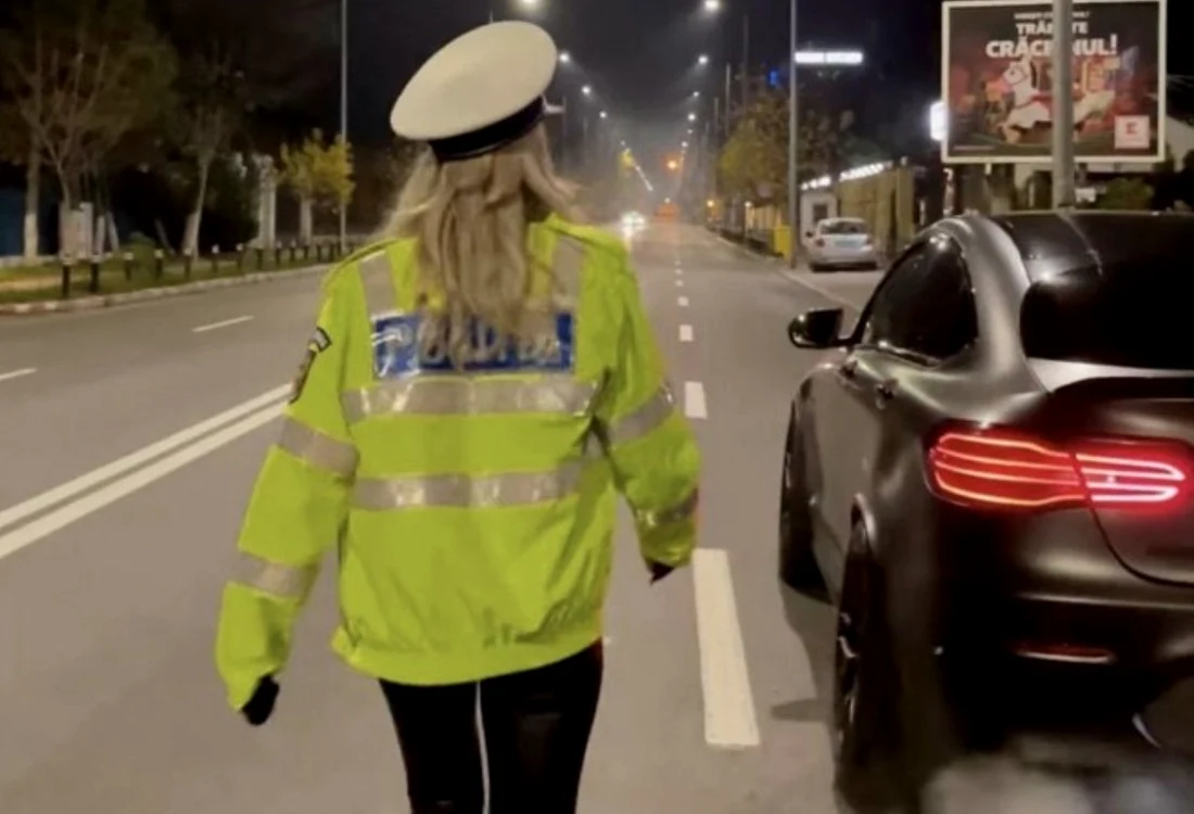 
    Noemi a cauzat un scandal imens după ce a apărut îmbrăcată în uniformă de polițistFoto: Instagram  