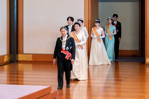 Împăratul Naruhito, Împărăteasa Masako, Prințul Akishino, Prințesa Kiko, Prințesa Aiko, Prințul Hisahito, Prințesa Kako la ceremonia de citire a poezie numită Utakai Hajime. FOTO: Agenția Imperială