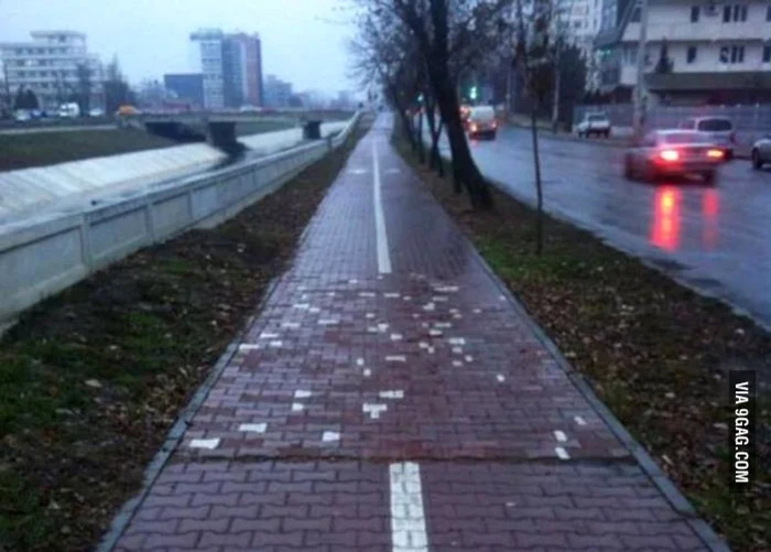 Pavelele de pe pista de biciclete din Iaşi au fost demontate şi puse la loc în bătaie de joc FOTO 9gag.com