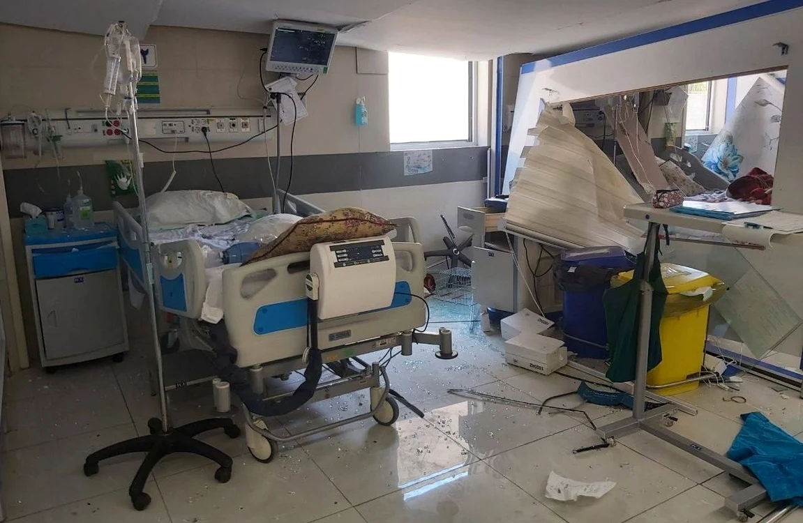 Un atac cu rachete balistice iraniene a lovit joi dimineață Spitalul Soroka din Beersheba FOTO: X
