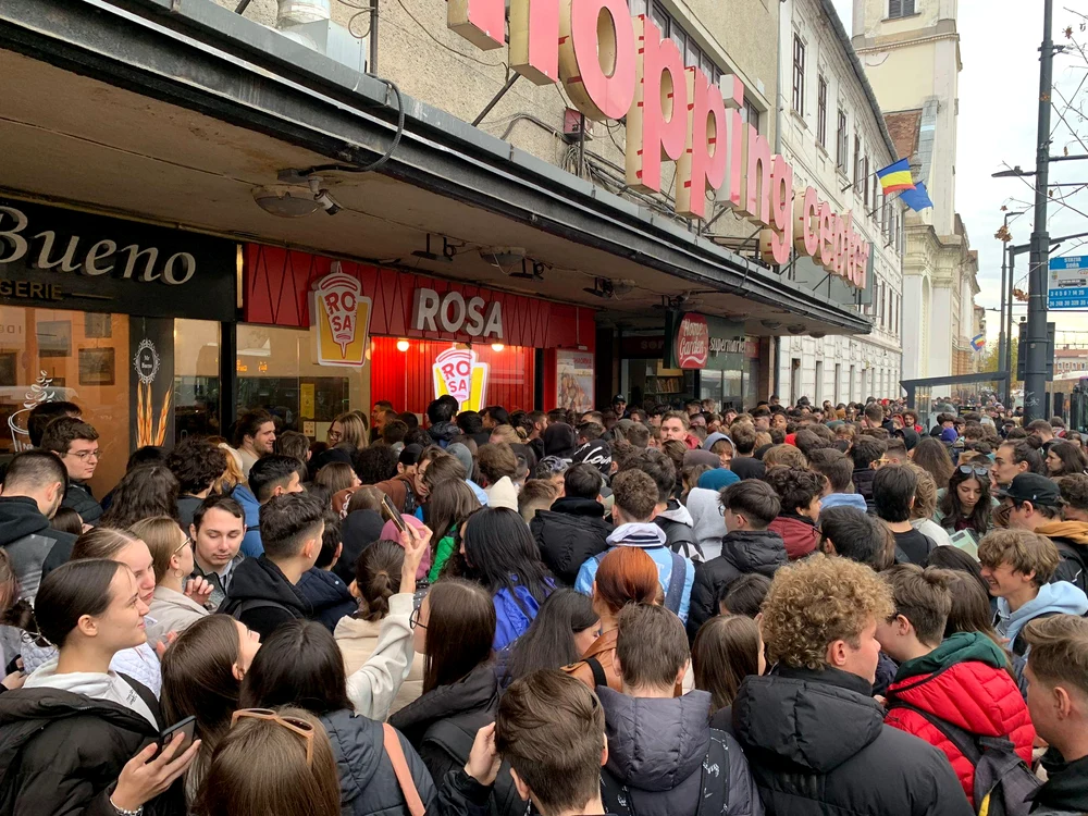 Coadă la șaorma de Black Friday în centrul Clujului. FOTO: Știri de Cluj