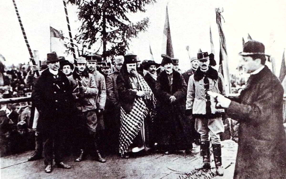 Episcopul Iuliu Hossu citește Rezoluția de la Alba Iulia