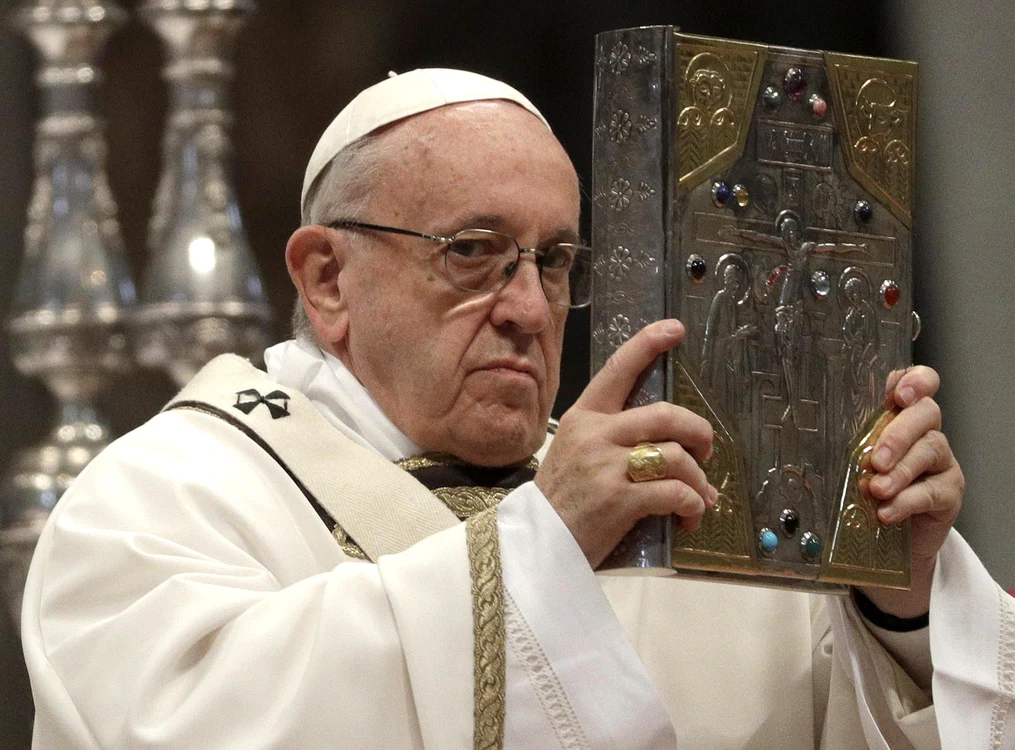 
    Papa Francisc se roagă pentru victimele de la Piatra Neamț foto EPA  