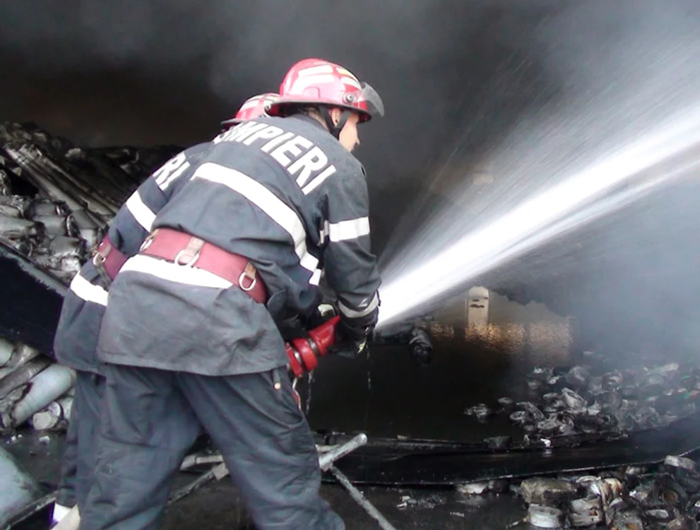 Incendiul a izbucnit într-un centru comercial din Capitală