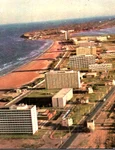 Carte poștală din anii 60 înfățișând hotelurile Flora, Doina, Meridian, Aurora, Perla din Mamaia, văzute de sus (© Direcția Patrimoniu Digital - cIMeC)