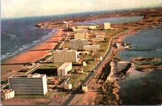 Carte poștală din anii 60 înfățișând hotelurile Flora, Doina, Meridian, Aurora, Perla din Mamaia, văzute de sus (© Direcția Patrimoniu Digital - cIMeC)