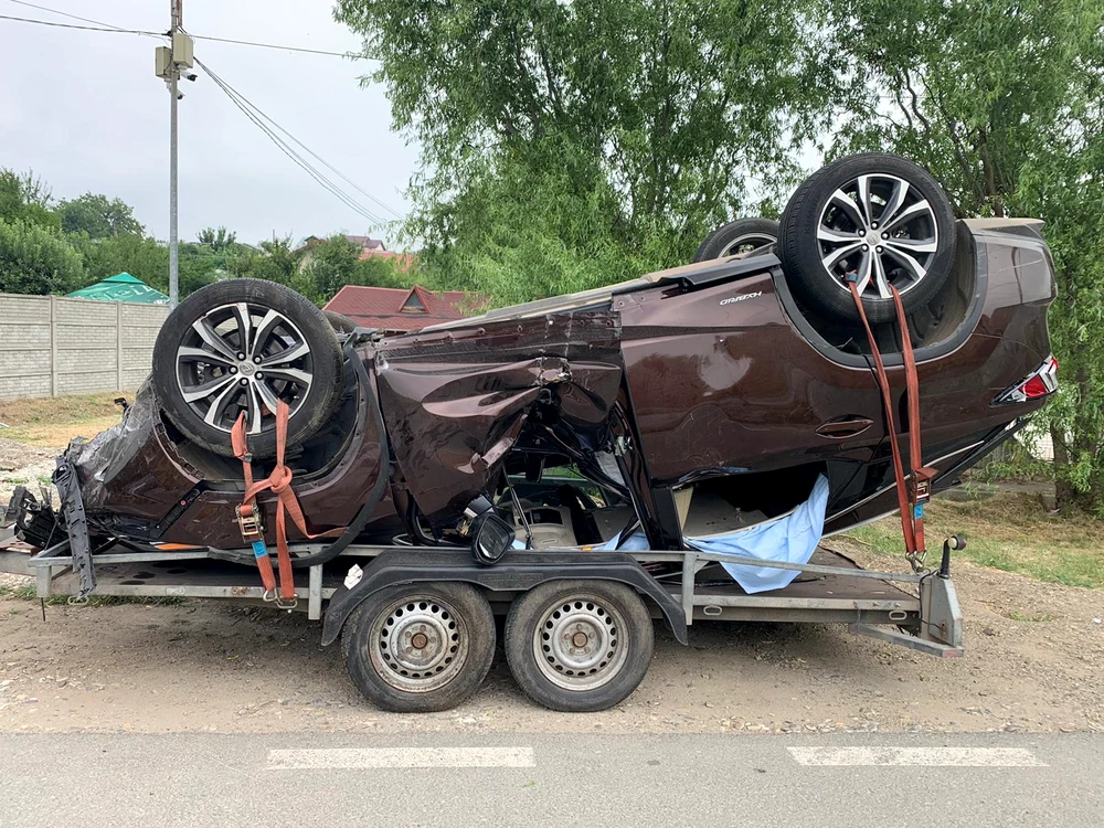 
    Așa arată mașina șoferului teribilist care a rupt barierele de la trecera cu calea feratăfoto: Adevărul  
