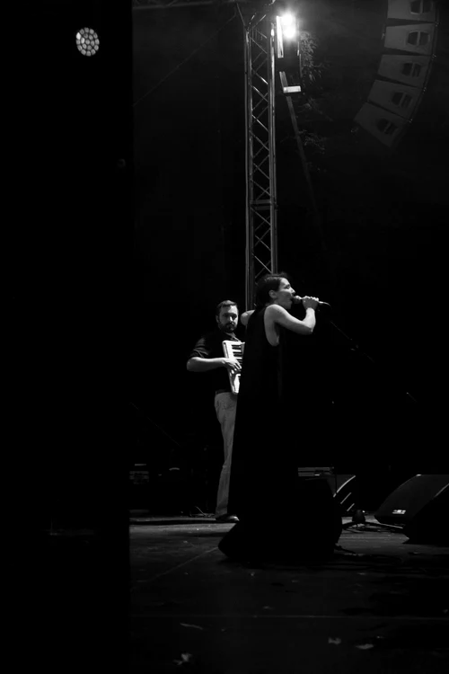 Corina Sîrghi și acordeonistul Shaun, pe scena unui festival