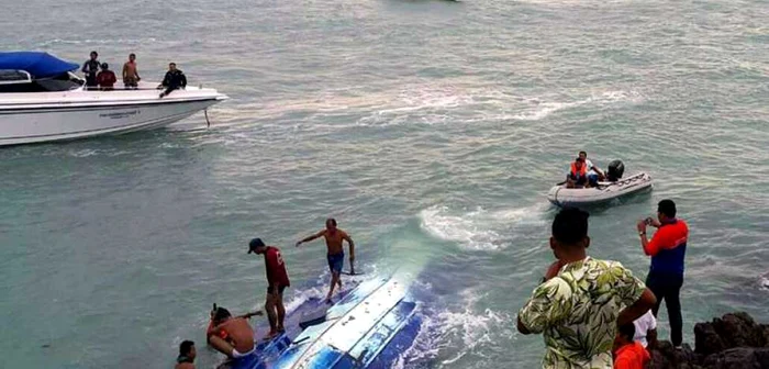 Operaţiune de salvare în urma scufundării navei cu turişti în Golful Thailandei FOTO The Straits Times