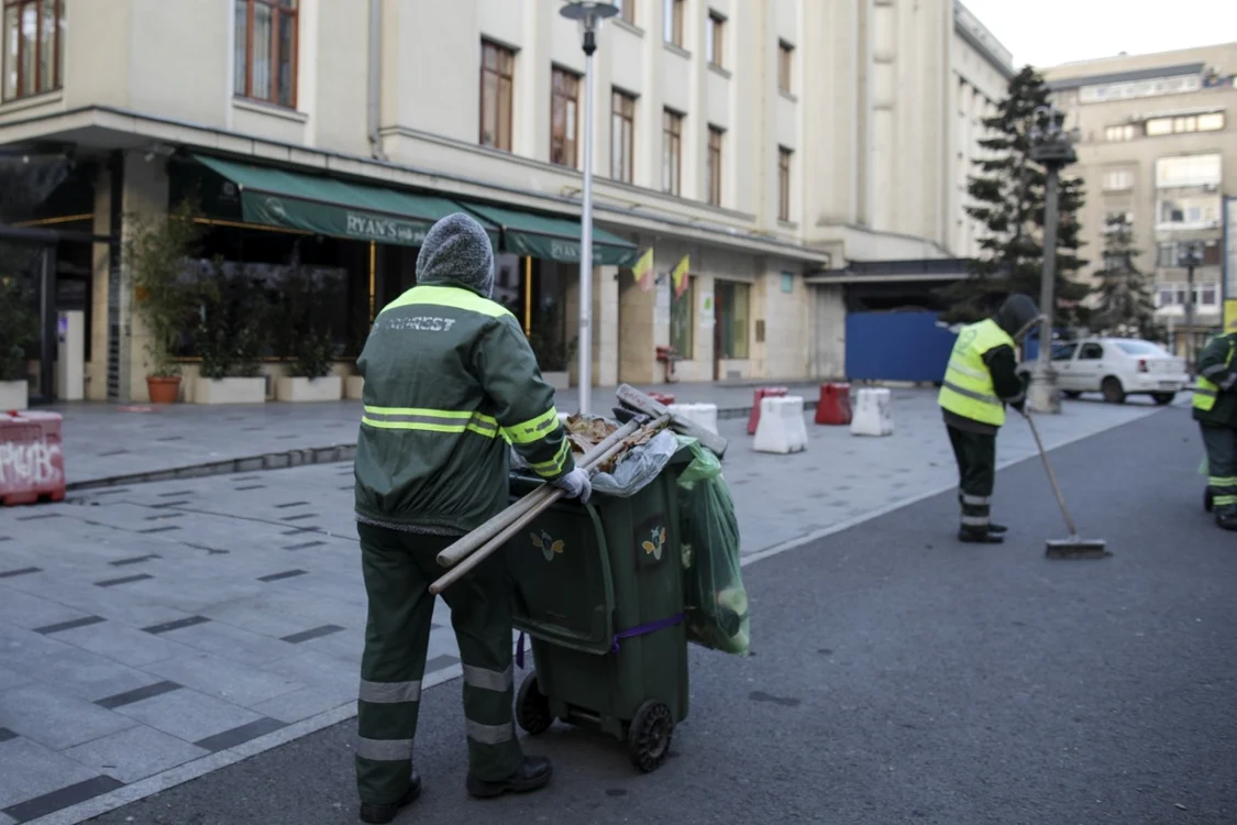 Au fost aplicate şi patru contravenţii pentru nerespectarea programului de salubrizare menţionat Foto: inquam photos/ Octav Ganea