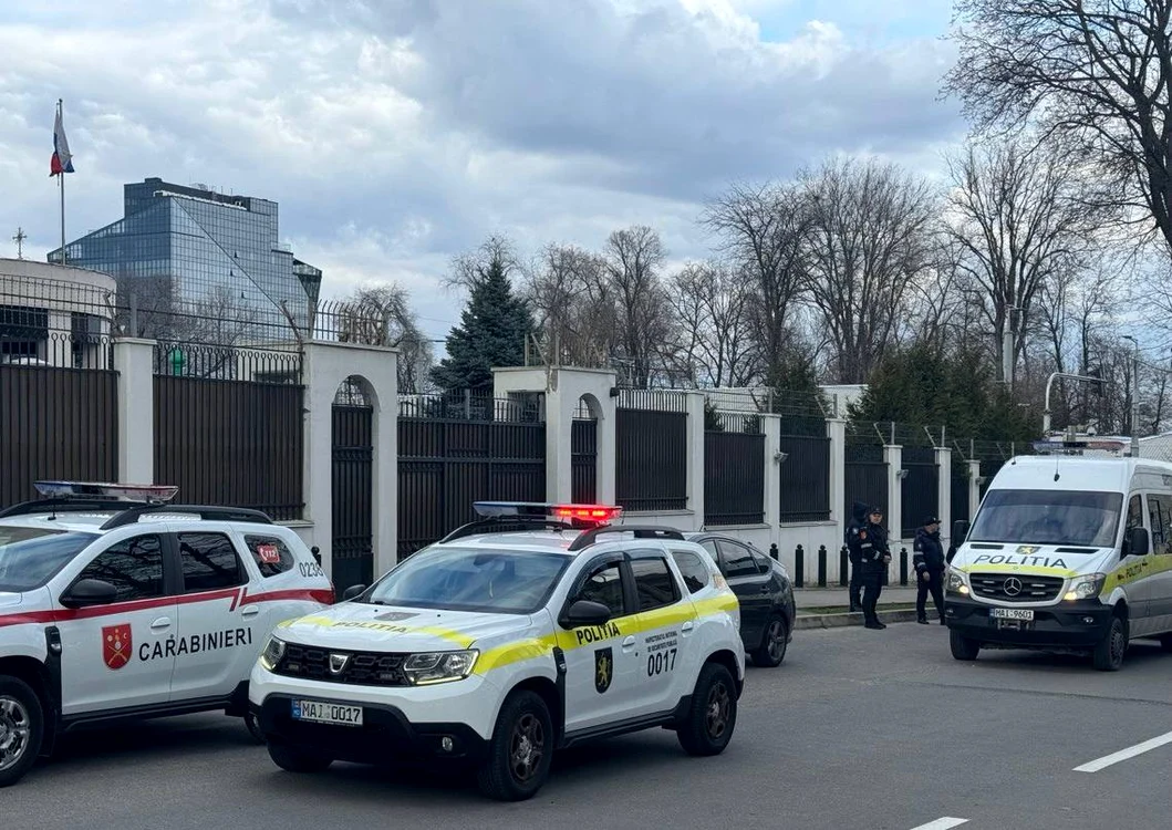 Verificările durează de aproape două ore. FOTO: DP Chișinău