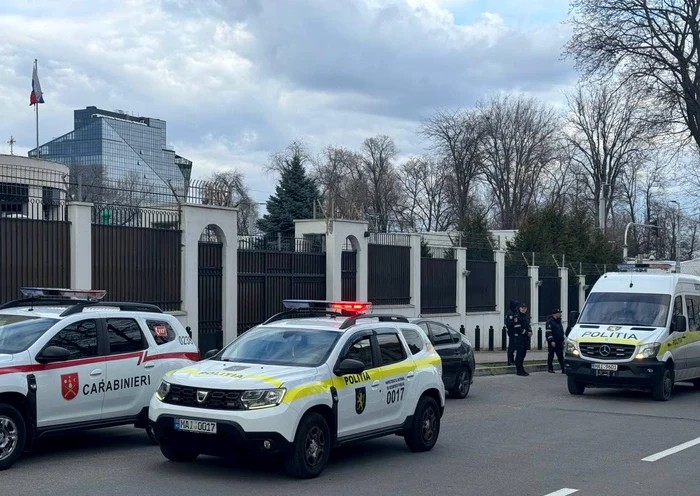 Verificările durează de aproape două ore. FOTO: DP Chișinău