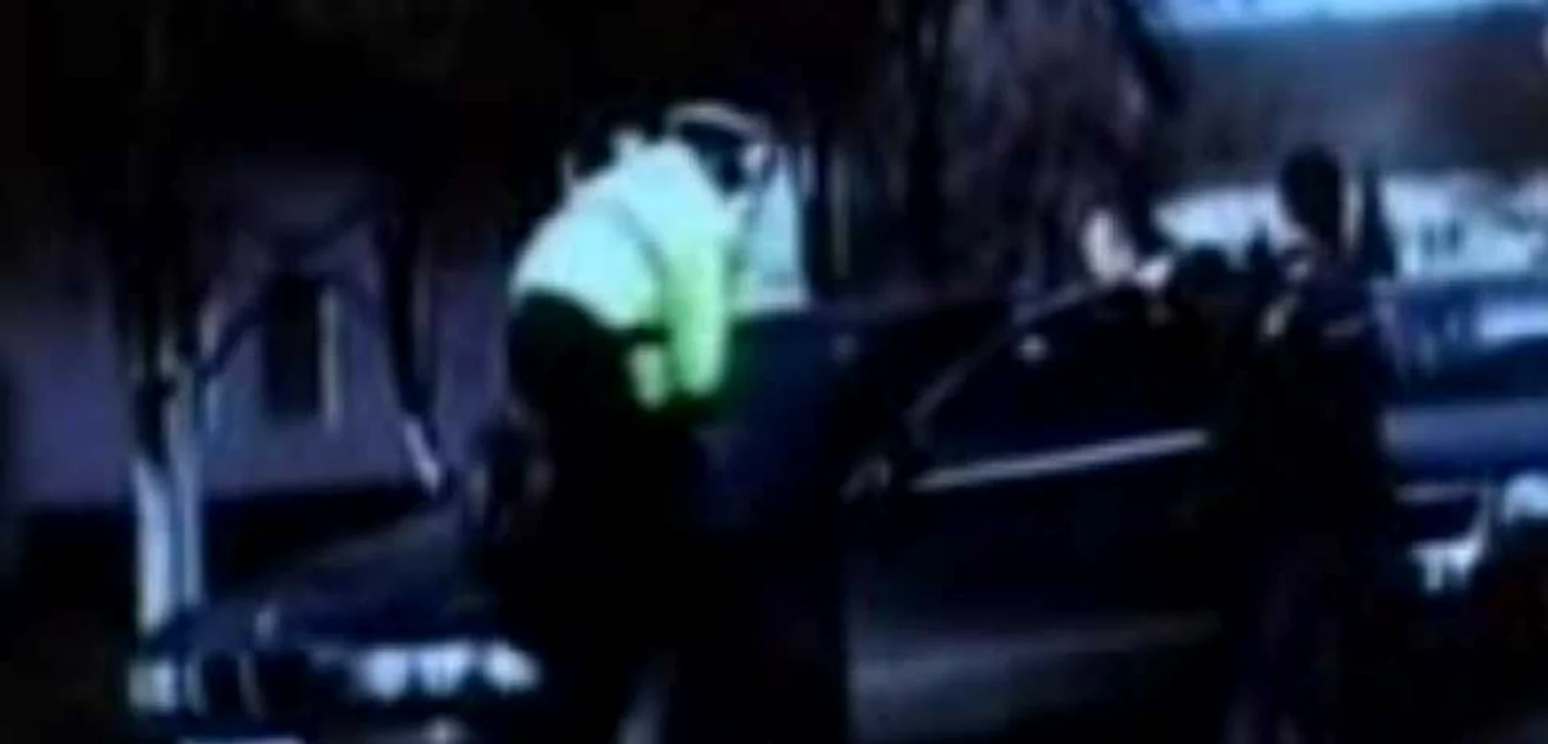 Politist luat pe capota de un smecher cu BMW