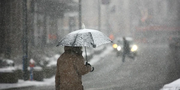 Ninsoare - barbat de umbrela - meteo - vremea FOTO Shutterstock 