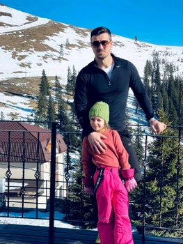 Fiica Elenwi Udrea și tatăl ei sunt în vacanță în Rânca / foto: Facebook