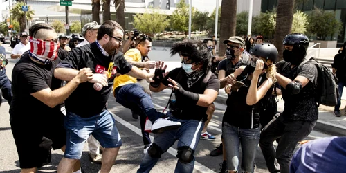 Ciocniri intre manifestanti pro şi antivaccin la Los Ageles FOTO EPA-EFE