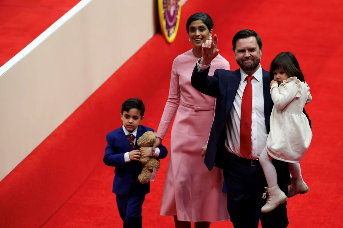 Usha Vance și JD Vance GettyImages 2194968472 jpg