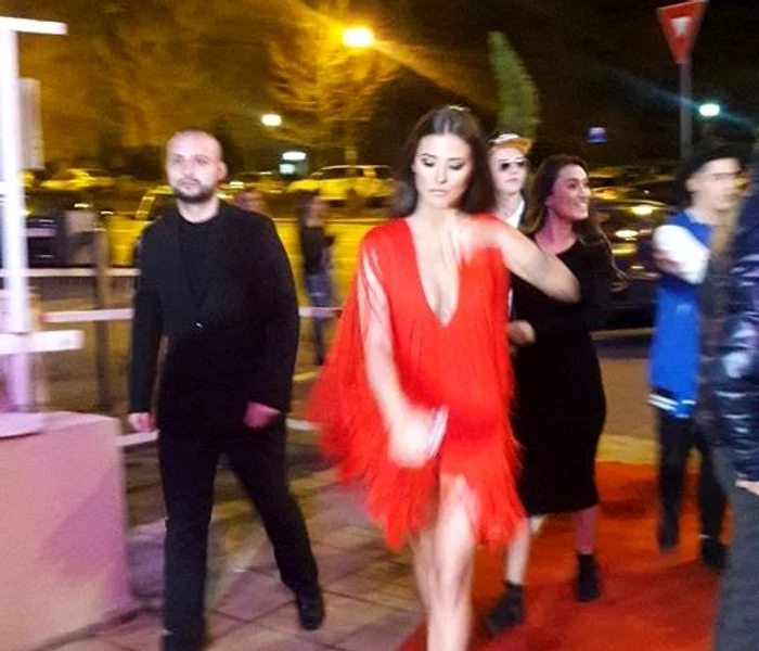 
    Antonia a păşit grăbită în club, împresurată de frig şi de gărziFoto: Gheorghe Chelu  