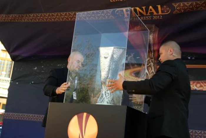 Trofeul UEFA Europa League a fost adus în Piaţa George Enescu