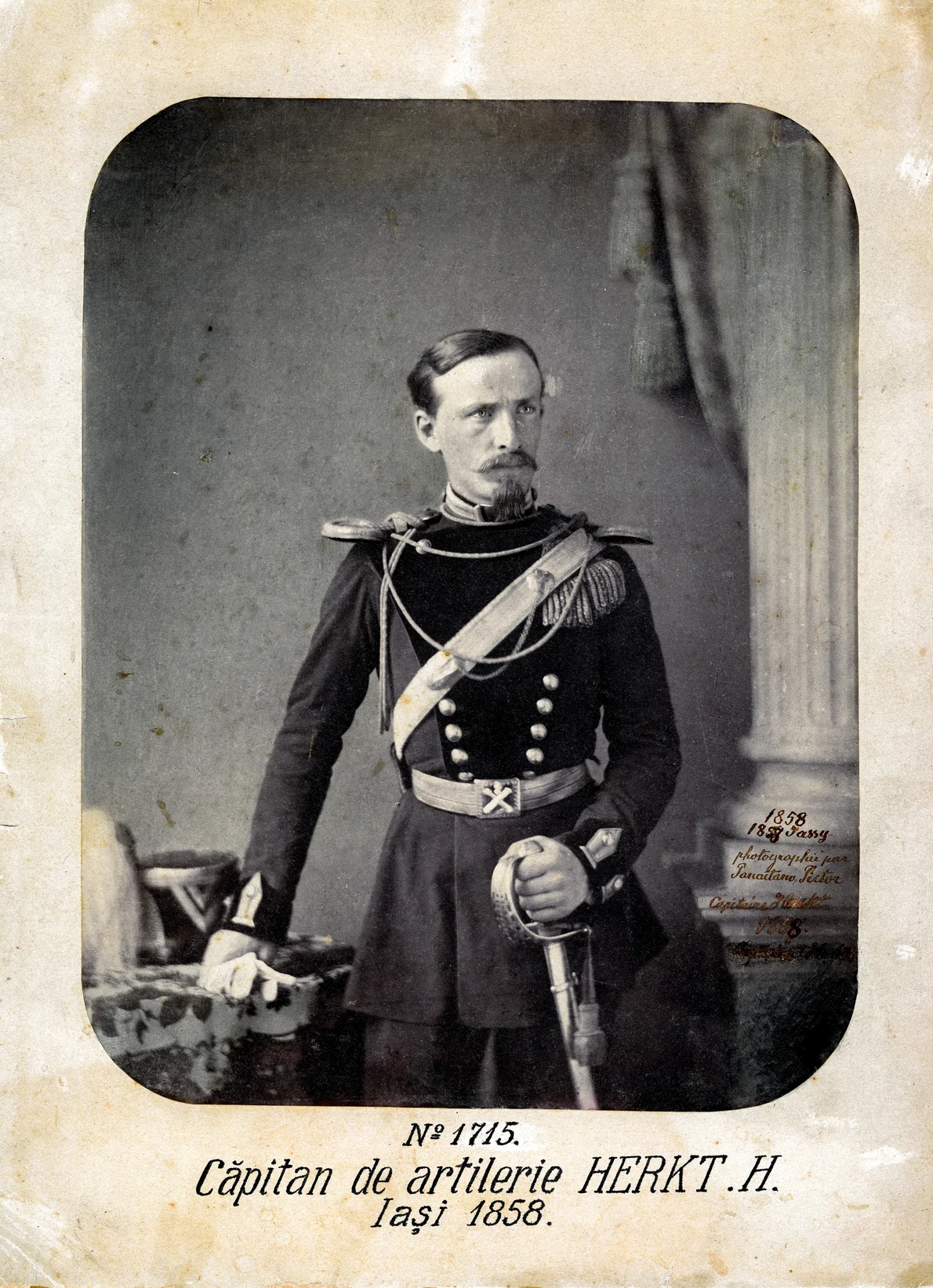 Căpitanul Henrich Herkt, comandantul Bateriei de artilerie din Moldova, fotografie realizată de Gheorghe Panaiteanu-Bardasare, la Iaşi, în 1858, cea mai veche fotografie cu subiect militar aflată în colecția Muzeului Militar Național Regele Ferdinand