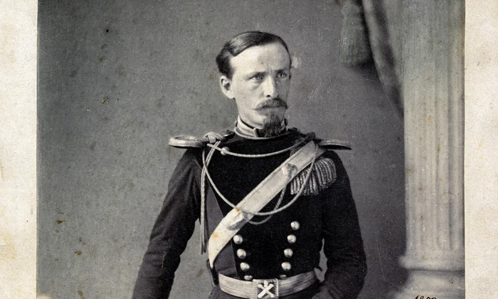 Căpitanul Henrich Herkt, comandantul Bateriei de artilerie din Moldova, fotografie realizată de Gheorghe Panaiteanu-Bardasare, la Iaşi, în 1858, cea mai veche fotografie cu subiect militar aflată în colecția Muzeului Militar Național Regele Ferdinand