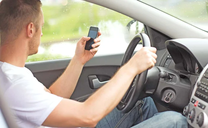 
    Şoferii vor avea interzis prin lege nu doar să utilizeze, dar chiar să şi ţină în mână telefonul mobil  