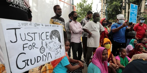 Localnici şi activişti protestează lângă un crematoriu din Delhi unde ar fi fost violată şi ucisă o fetiţă de nouă ani FOTO EPA-EFE
