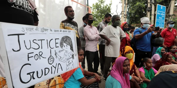 Localnici şi activişti protestează lângă un crematoriu din Delhi unde ar fi fost violată şi ucisă o fetiţă de nouă ani FOTO EPA-EFE