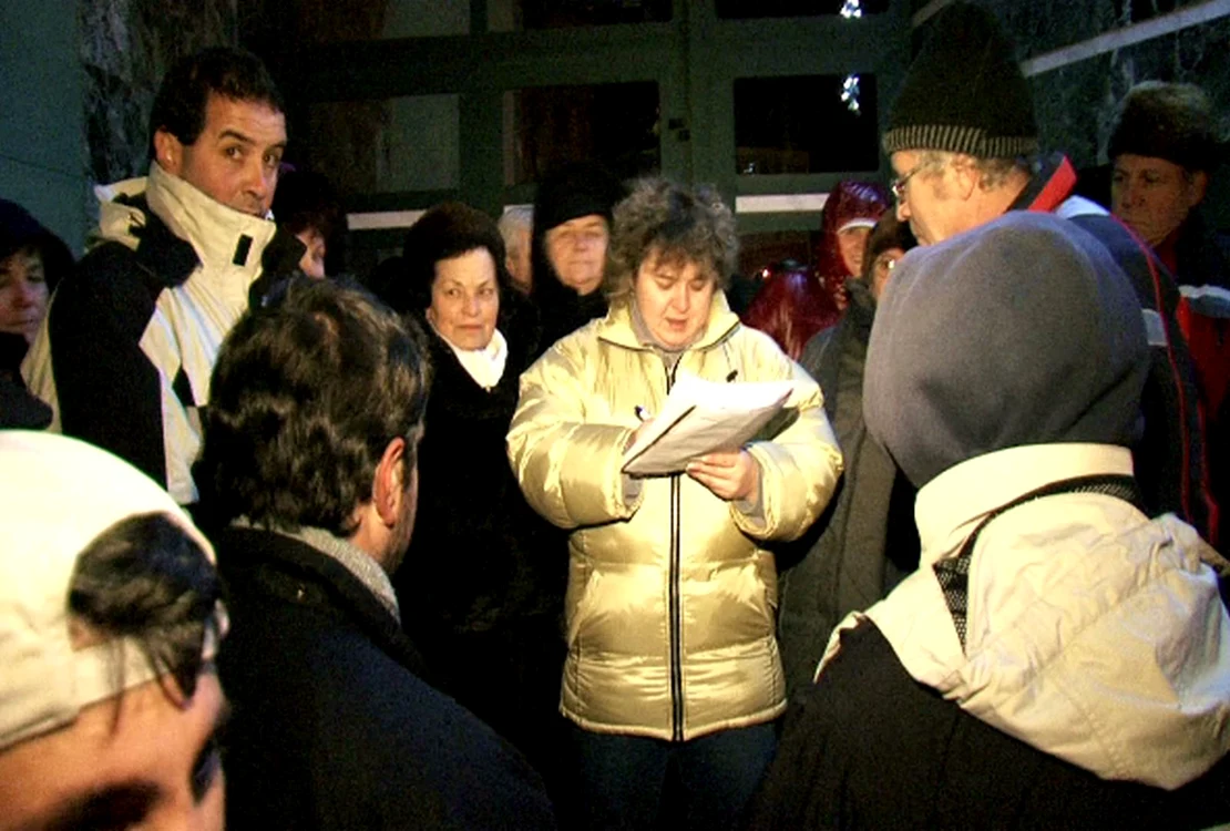 Oamenii au stat la coadă pentru a-şi depune dosarele. 