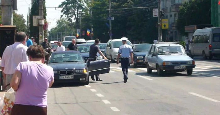 Suceava: UPDATE: O tânără a fost lovită pe trecerea de pietoni (GALERIE FOTO ŞI VIDEO)