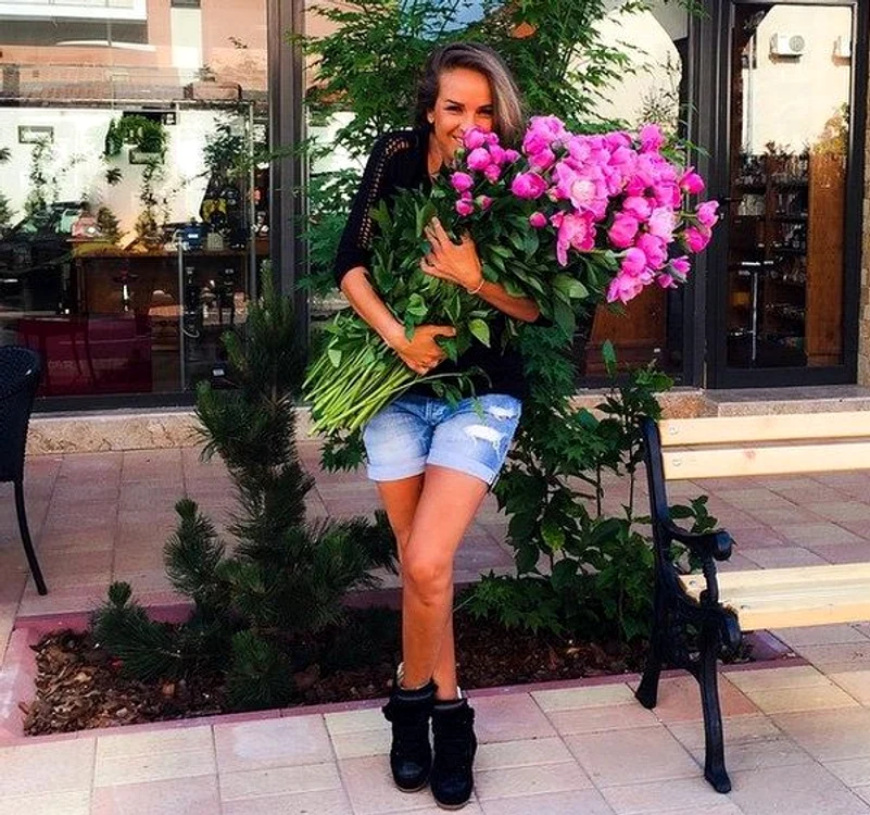 
    Diana Munteanu a primit un braţ de flori cu ocazia onomasticiifoto: arhiva personală  