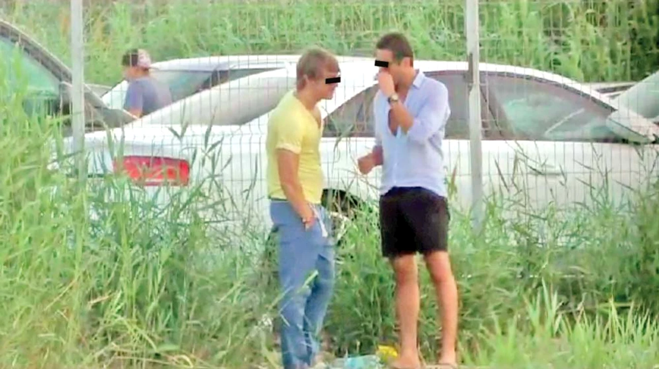 Apoi dă şi el cu mâna pe la nas ca să fie convins că nu au rămas urme
