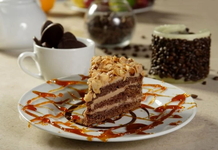 Cei care adoră cafeaua, își pot servi licoarea preferata alaturi de o felie de tort cu crema de nesclickpoftabuna.ro